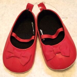 NWOT red shiny baby soft sole shoes with bow detail